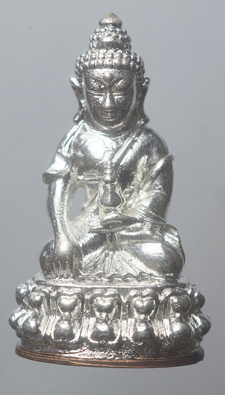 พระกริ่งมงคลเศรษฐี(โชติธมฺโม)  หลวงปู่บุญมา โชติธมฺโม สำนักสงฆ์เขาแก้วทอง เนื้อกะหลั่ยเงิน ฐานทองแดง เลข 160