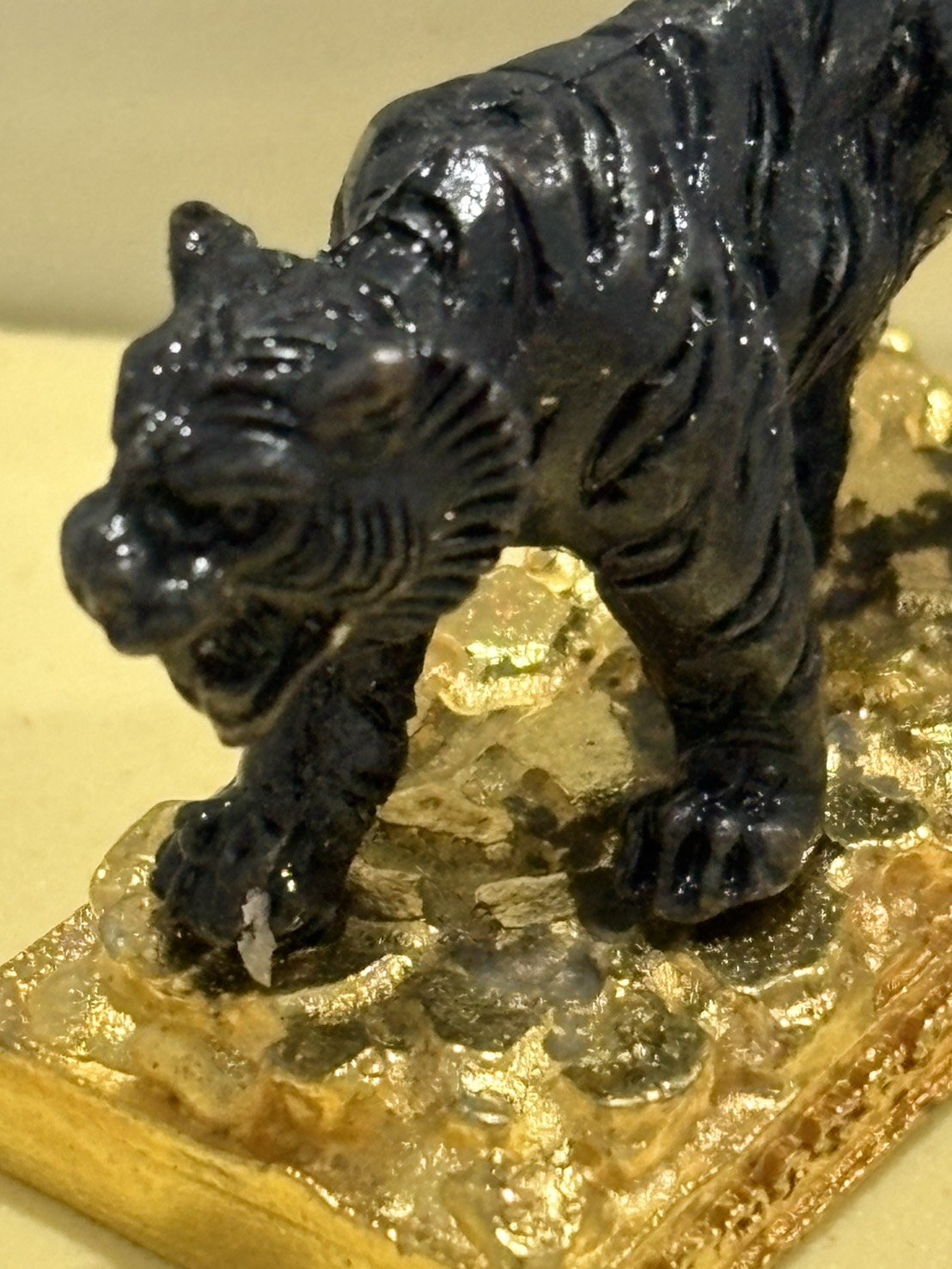 " หลวิชัยจ้าวพยัคฆ์ อุสุภราชคาวี " เสือมหาอำนาจ เนื้อโลหะ ฐานชุบทอง พระอาจารย์ประสูติ ปิยธัมโม วัดในเตา จังหวัดตรัง หมายเลข 228 พร้อมกล่องเดิม