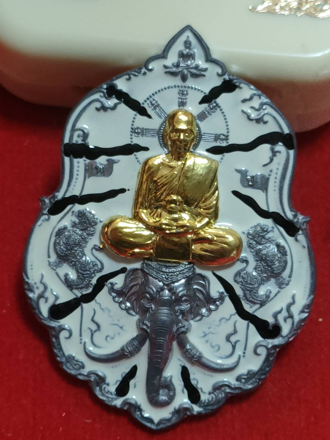 เหรียญพยัคฆ์มหาเศรษฐี หลวงพ่อพัฒน์ วัดห้วยด้วน ปี63 เนื้อดีบุก ลงยาลายเสือขาวดำ หน้ากากทองทิพย์ เลข52 มีกล่อง