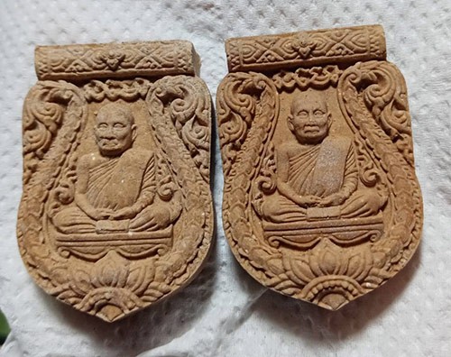 129.......วัดใจ......สมเด็จพระญาณสังวร สมเด็จพระสังฆราช รุ่น ทรงประทานพร ปี 2555 ญสส. เสมาฉลุลายยกองค์บัวรอบ เนื้อผงพุทธคุณผสมมวลสารเก่า หลังโค๊ด ๙๙ สวยเดิมกล่องเดิม 2 องค์