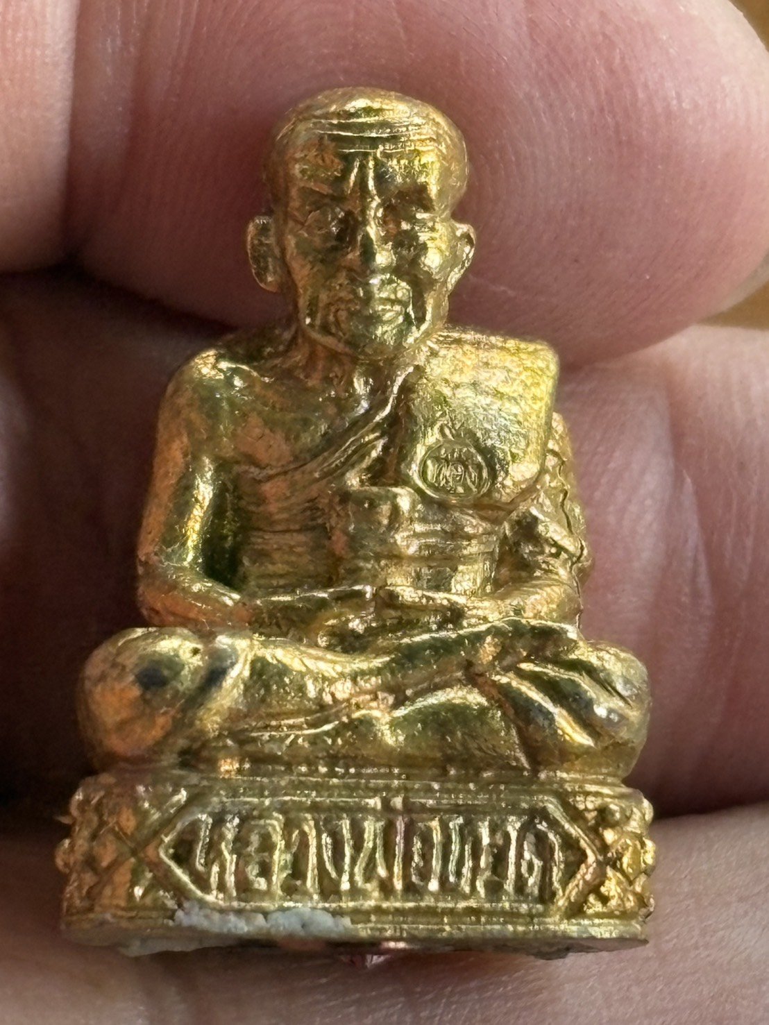 รูปหล่อลายไทยหลวงปู่ทวดรุ่นปลดหนี้ชนะจนรวยล้านวัดพระธาตุพนม เนื้อกะไหล่ทองแช่น้ำมนต์อุดพระธาตุพนม หลวงปู่ศิลา พระอาจารย์สุริยันต์ หลวงปู่พา พระอาจารย์ต้อม ปลุกเสก หมายเลข 56 พร้อมกล่องเดิม