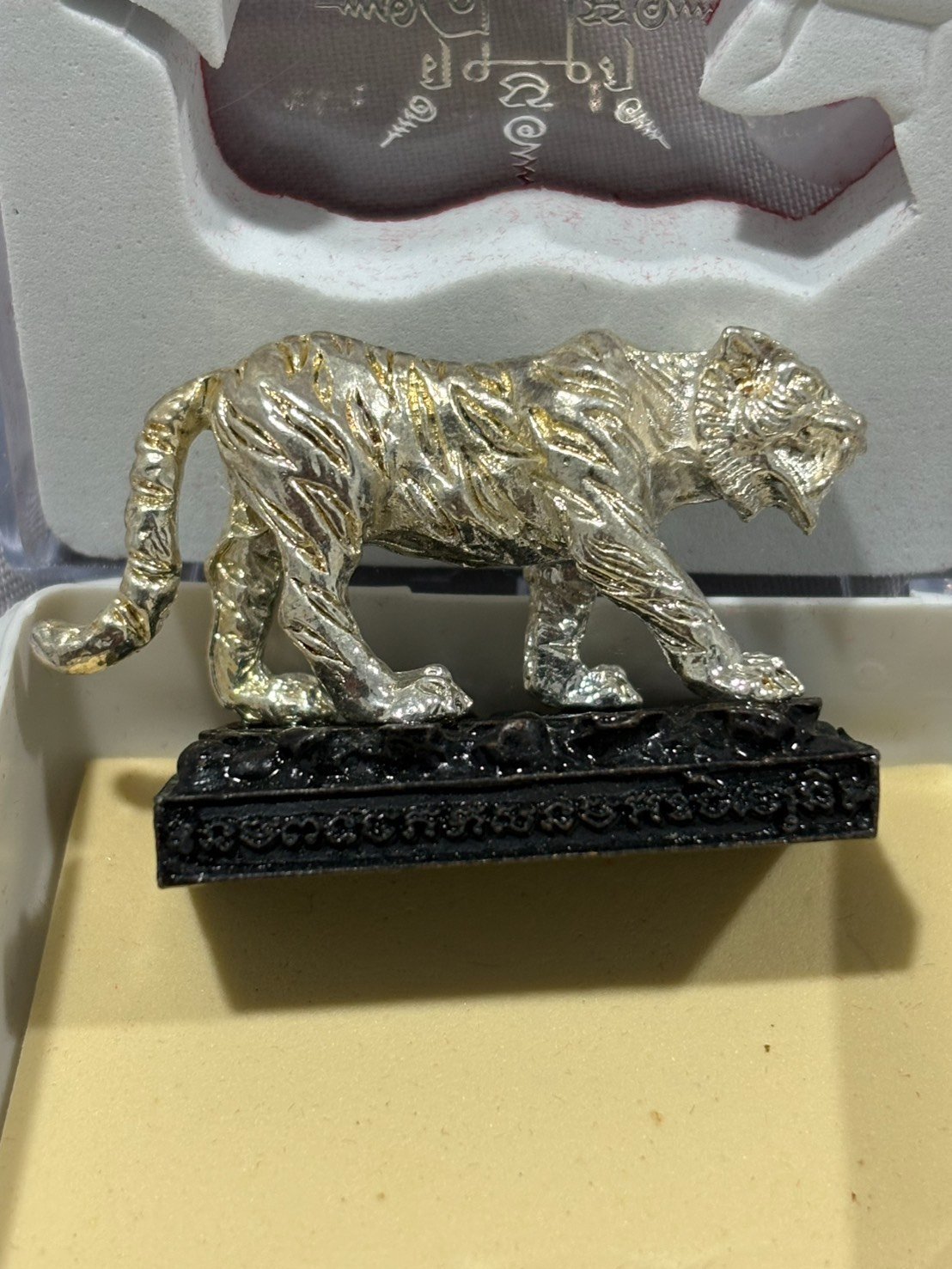 " หลวิชัยจ้าวพยัคฆ์ อุสุภราชคาวี " เสือมหาอำนาจ เนื้อโลหะชุบเงิน พระอาจารย์ประสูติ ปิยธัมโม วัดในเตา จังหวัดตรัง หมายเลข 38 พร้อมกล่องเดิม