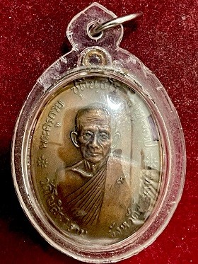 เหรียญหลวงพ่อกวย วัดโฆสิตาราม ที่ระลึกในการปฏิสังขรณฺ์วัดเขาใหญ่ สุพรรณบุรี  ๒๕๑๘  เลี่ยมพลาสติก