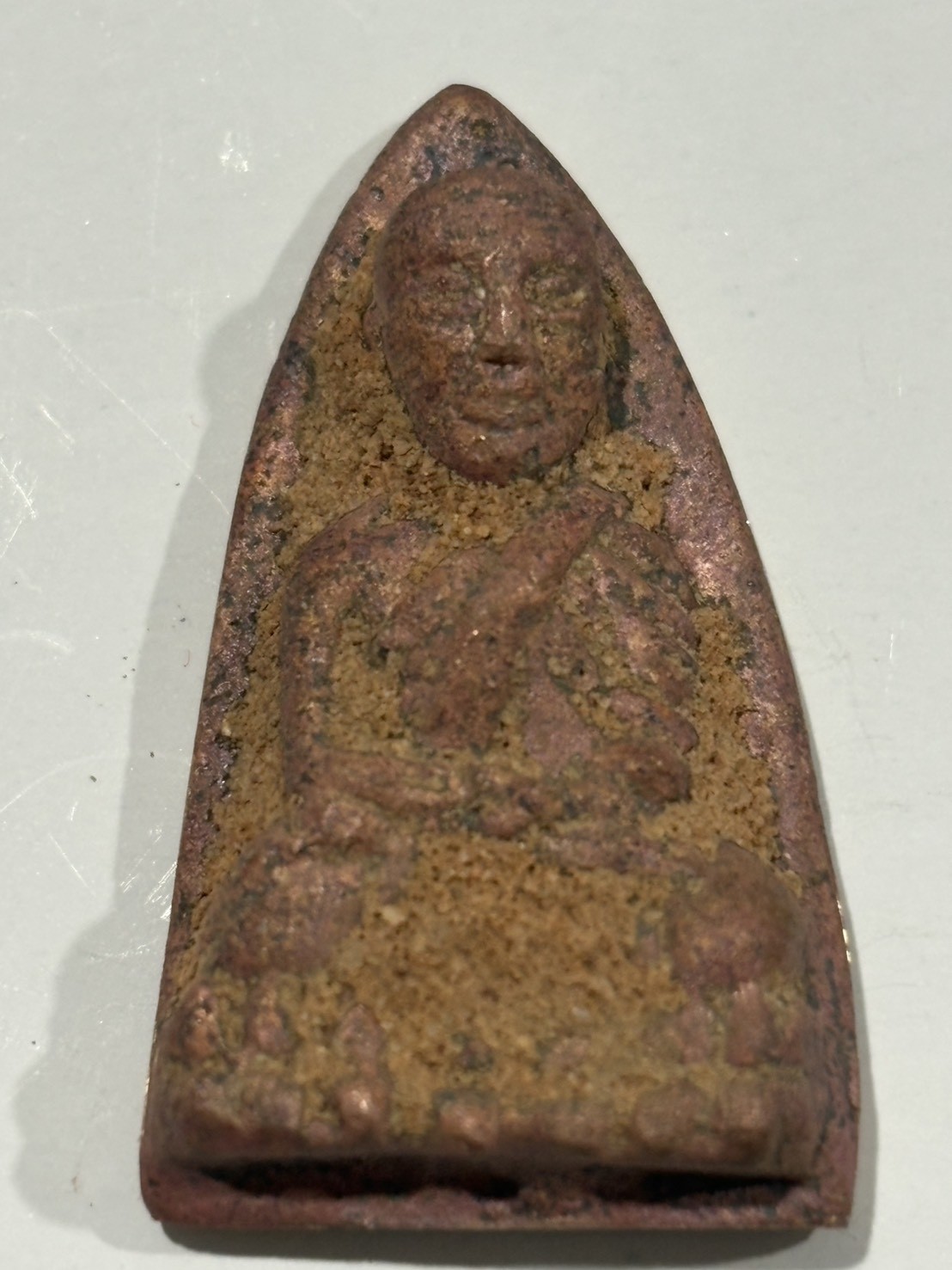 หลวงปู่ทวดหลังเตารีด พิมพ์ใหญ่ เทดินไทย (รุ่นแรก+เนื้อนวะโลหะ) หลวงพ่อรวย วัดตะโก รุ่นรวยนิรันตราย ปี 56 ติดดินไทย พร้อมกล่องครับ โค้ด ท. มอบให้ทหาร หมายเลข  7233 พร้อมกล่องเดิม