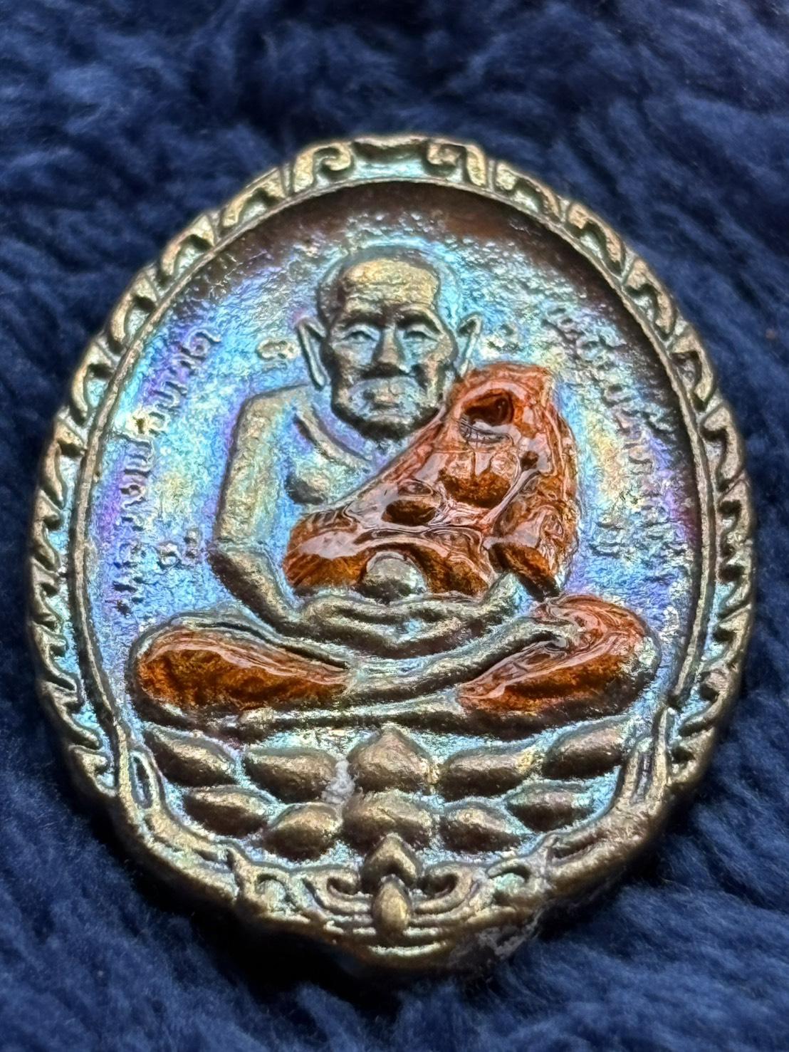 เหรียญไข่เปิดโลก หลวงปู่ทวดรุ่นปลดหนี้ชนะจนรวยล้านล้าน วัดพระธาตุพนม เนื้อนวะสายรุ้งหลังพระธาตุลงยาจีวรหลวงปู่ศิลา พระอาจารย์สุริยันต์ หลวงปู่พา พระอาจารย์ต้อม ปลุกเสก 3 วาระ แม่ทัพภาคที่ 2 ประธานจัดสร้าง เลข 54 พร้อมกล่องเดิม สร้าง 100 องค์