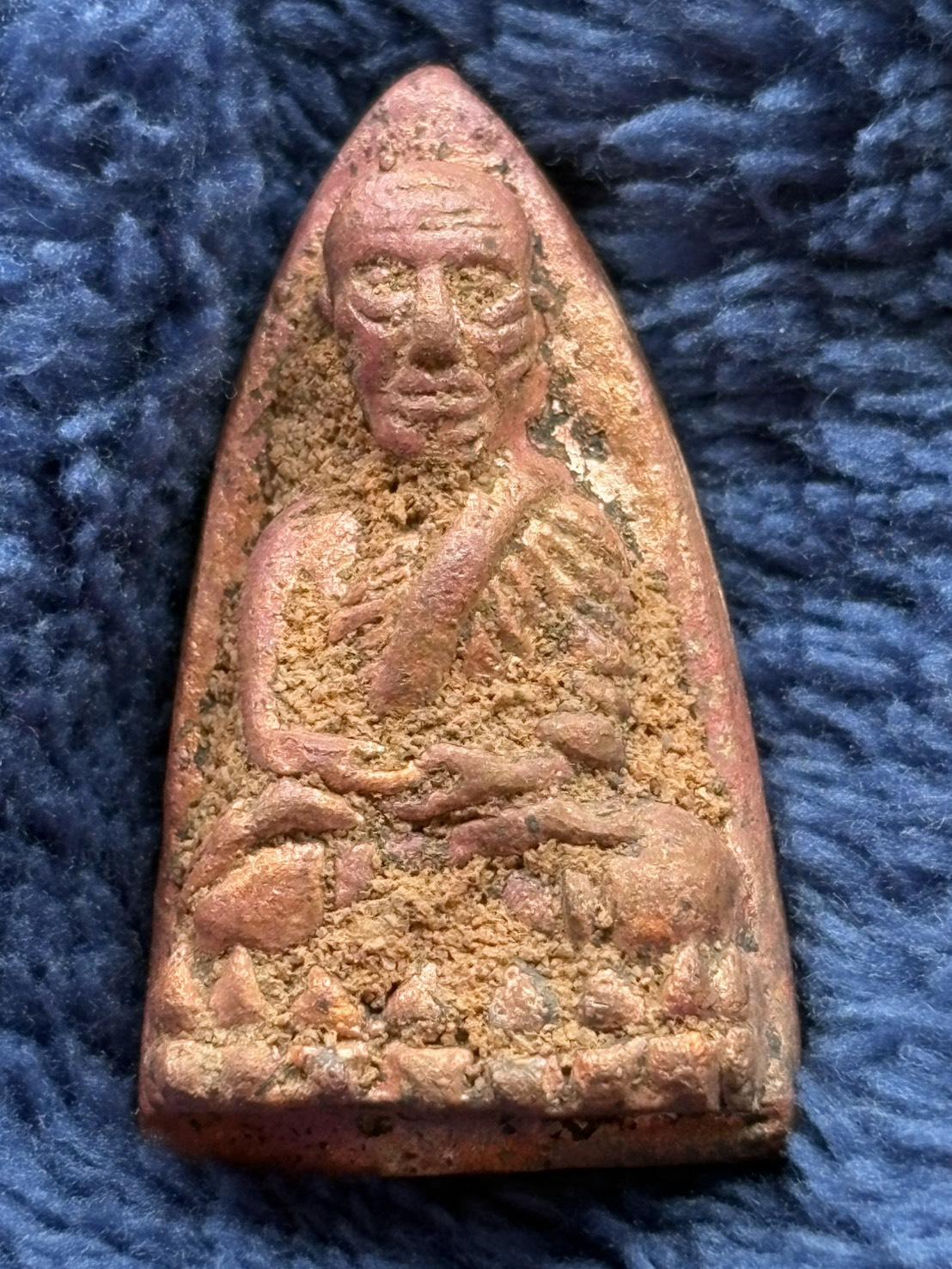 หลวงปู่ทวดหลังเตารีด พิมพ์ใหญ่ เทดินไทย (รุ่นแรก+เนื้อนวะโลหะ) หลวงพ่อรวย วัดตะโก รุ่นรวยนิรันตราย ปี 56 ติดดินไทย พร้อมกล่องครับ โค้ด ท. มอบให้ทหาร หมายเลข 9135 พร้อมกล่องเดิม