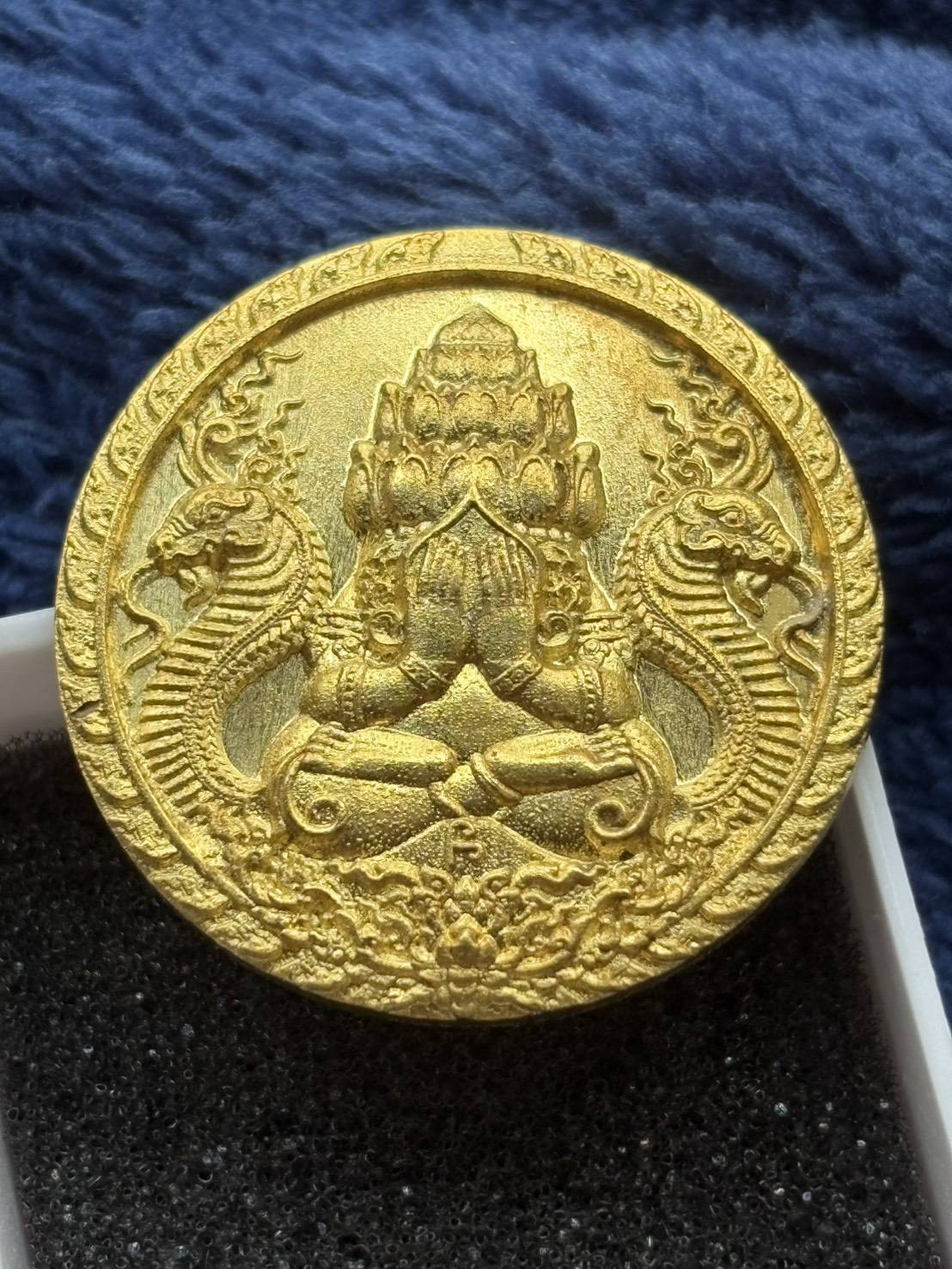 พระปิดตาพังพระกาฬ รุ่นบันดาลโชค โภคทรัพย์ เฮง ดัง ปัง รวย หลวงปู่ศิลา เศกเดี่ยว วาระแรก วัดเขาพระทอง นครศรีธรรมราช  เนื้อทองฝาบาตร หมายเลข 2825