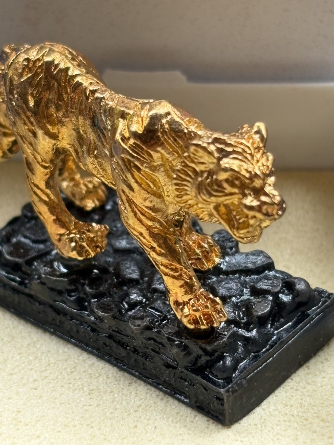 " หลวิชัยจ้าวพยัคฆ์ อุสุภราชคาวี " เสือมหาอำนาจ เนื้อโลหะชุบทอง  พระอาจารย์ประสูติ ปิยธัมโม วัดในเตา จังหวัดตรัง หมายเลข 66 พร้อมกล่องเดิม