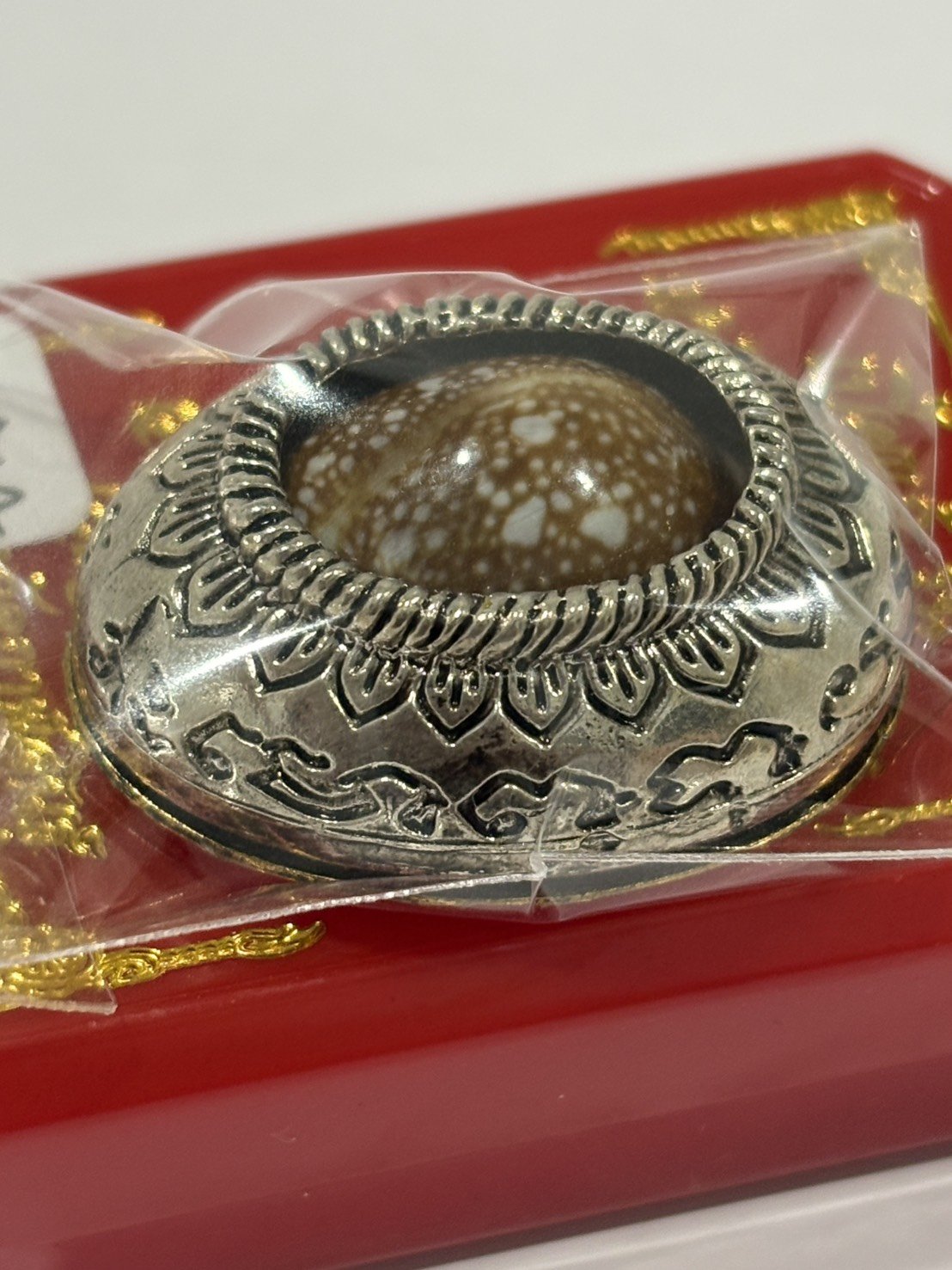 เบี้ยแก้(วัดสร้าง) รุ่นปาฎิหาริย์ พลิกชีวิต 999 หลวงปู่ศิลา วัดโพธิ์ศรีสะอาด กาฬสินธุ์ หมายเลข 2418 พร้อมกล่องเดิม