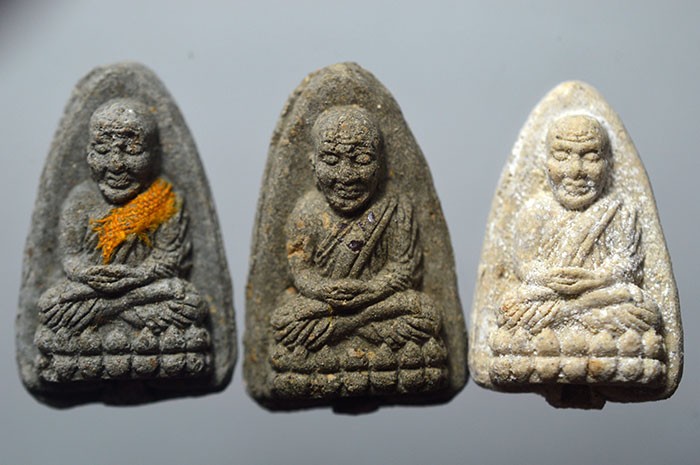 3 องค์ พระผงหลวงปู่ทวด หลวงพ่อทอง สุทธสีโล วัดบ้านไร่ รุ่น สร้างบารมี ปี 2560 เนื้อว่านขาว ว่านดำ (มีพลอยเสก)และเนื้อดำ ติดจีวร  ตอกโค๊ด