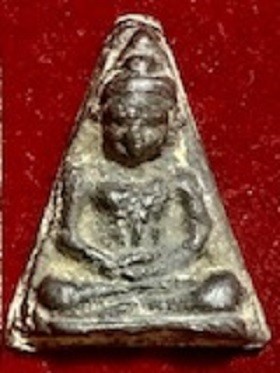 พระร่วงนั่งหลังลายผ้าพิมพ์เล็ก ตะกั่วสนิมแดง  ไม่ทราบที่