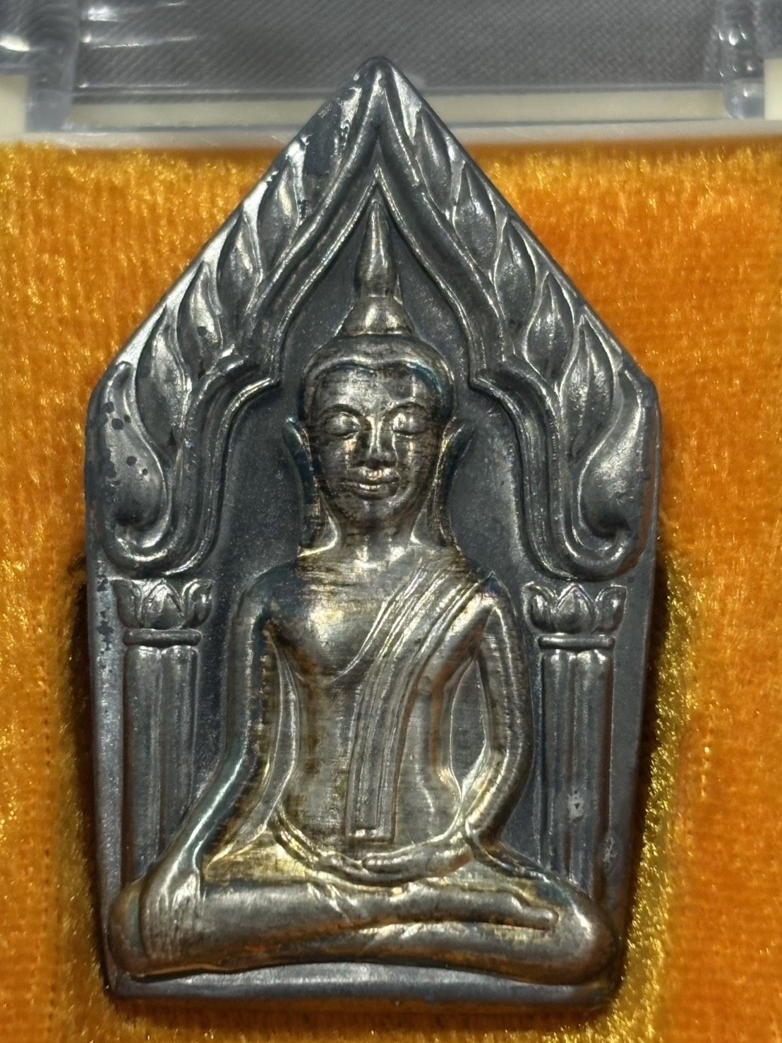 พระขุนแผน-กุมารสมบัติ หลวงพ่อพูล วัดไผ่ล้อม จ.นครปฐม เนื้อตะกั่วหน้ากากเงิน หลังชุบทอง ปี 2548 พร้อมกล่องเดิม