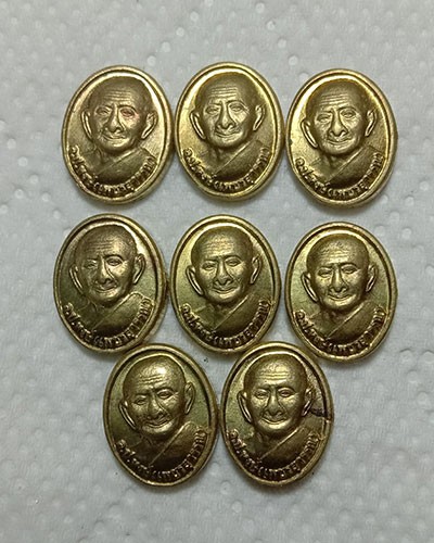 เม็ดแตงหลวงปู่หงษ์ หลังพระปิดตา 8 เหรียญ