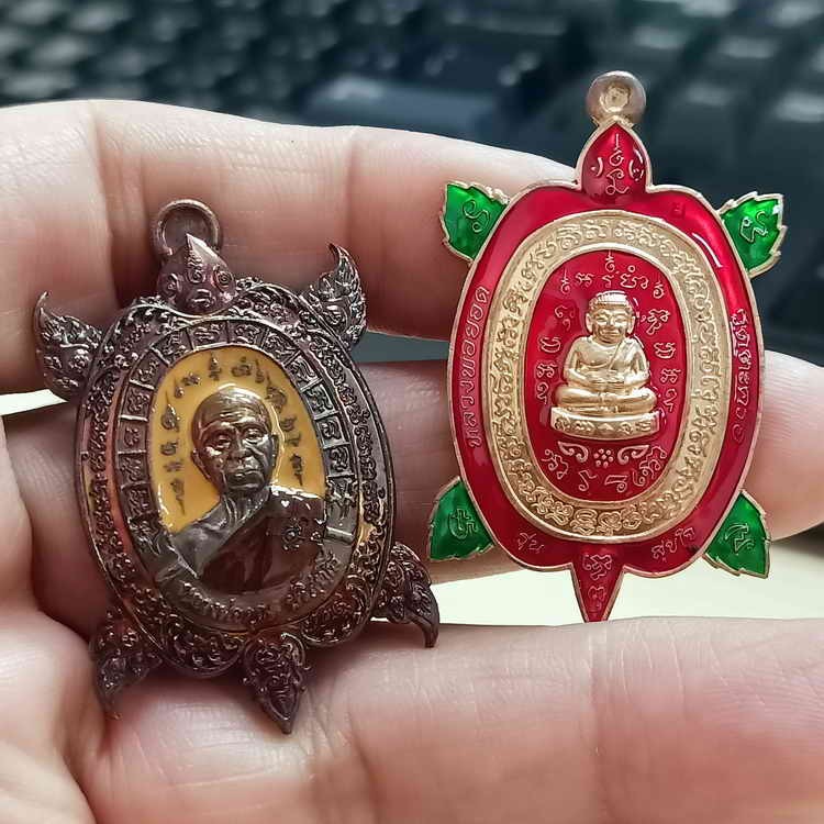 2-2228(2-115) วัดใจ 150 ยกคู่ เหรียญพญาเต่าเรือน บูชาครู หลวงพ่อทอง วัดบ้านไร่ จ.นครราชสีมา สต.ลงยา 277 กล่องเดิม+สุขใจ หลวงพ่อยอด วัดตะคร้อ จ.นครราชสีมา ทด.ลงยา 1782 กล่องเดิม