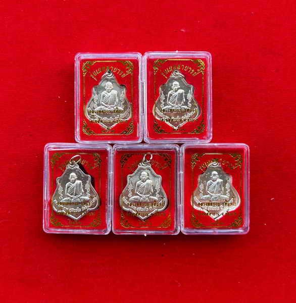 รับพระ 5 องค์!!!!เหรียญหลวงพ่อกวย หลังยันต์ รุ่น เมตตาบารมี เนื้ออัลปาก้า หลังยันต์ วัดโฆสิตาราม จ.ชัยนาท ปี2562 พร้อมกล่องเดิมครับ..  b409