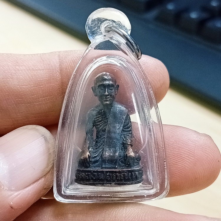 D2849 วัดใจ 50 เลี่ยมพร้อมใช้ รูปหล่อวางมือ หลวงพ่อกัณหา วัดรัตนชมภู กบินทร์บุรี จ.ปราจีนบุรี