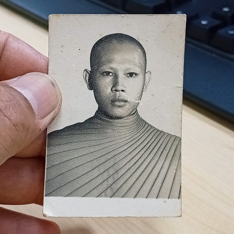 D2857 วัดใจ 50 ภาพห่มคลุมพระอาจารย์ ขนาด 2 นิ้ว มีรันนัมเบอร์ ใครรู้เอาไปสะสม