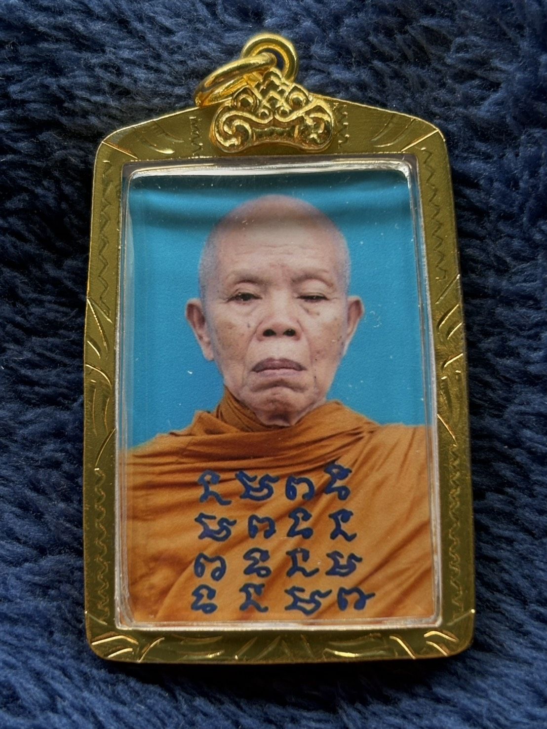 ภาพถ่ายสีหลวงพ่อคูณ วัดบ้านไร่ จ.นครราชสีมา ปี 2557 หลังตรายางวัดบ้านไร่ ติดจีวรเกษา พร้อมเลี่ยมกรอบทองไมครอน