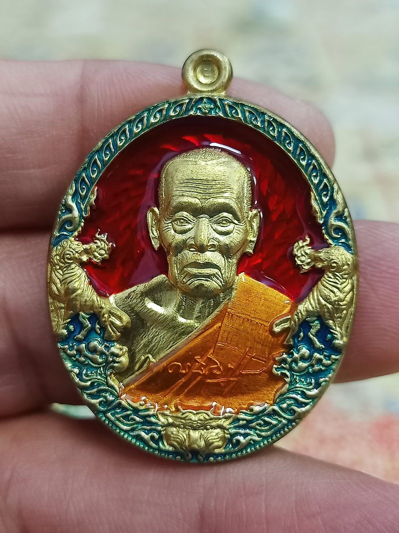 1-1402 วัดใจ 50 เหรียญราชาพยัคฆ์ หลวงพ่อพัฒน์ วัดห้วยด้วน จ.นครสวรรค์ 2563 ทองทิพย์ ลงยาขอบ จีวร เลข 133630 กล่องเดิม***ยุคต้น ต้องมี