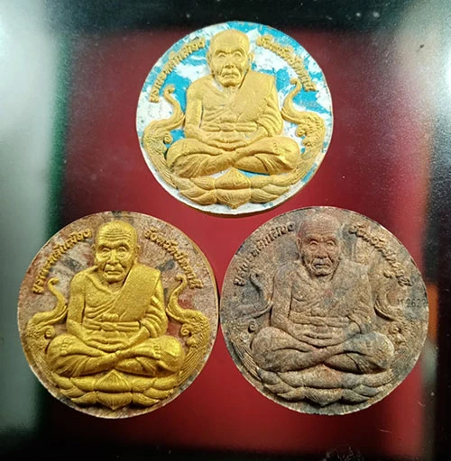 129 ..........วัดใจ.....รุ่นหลัก...... หลวงปู่ทวด จตุคามรามเทพ วัดช้างไห้ รุ่นบูรณะหลักเมืองปัตตานี พ.ศ .2550 พิมพ์ใหญ่ 5.5 ซม.../// สวยเดิมกล่องเดิม....ชุด ...10