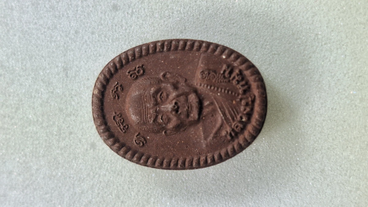 เคาะดียว...ดวงเศรษฐี 2 หลวงปู่หมุน ฐิตสีโล รุ่นหมุนเงินทองดีเฮง เนื้อผงเหล็กน้ำพี้ ปี 2556 หลวงพ่อรวย วัดตะโก ปลุกเสก