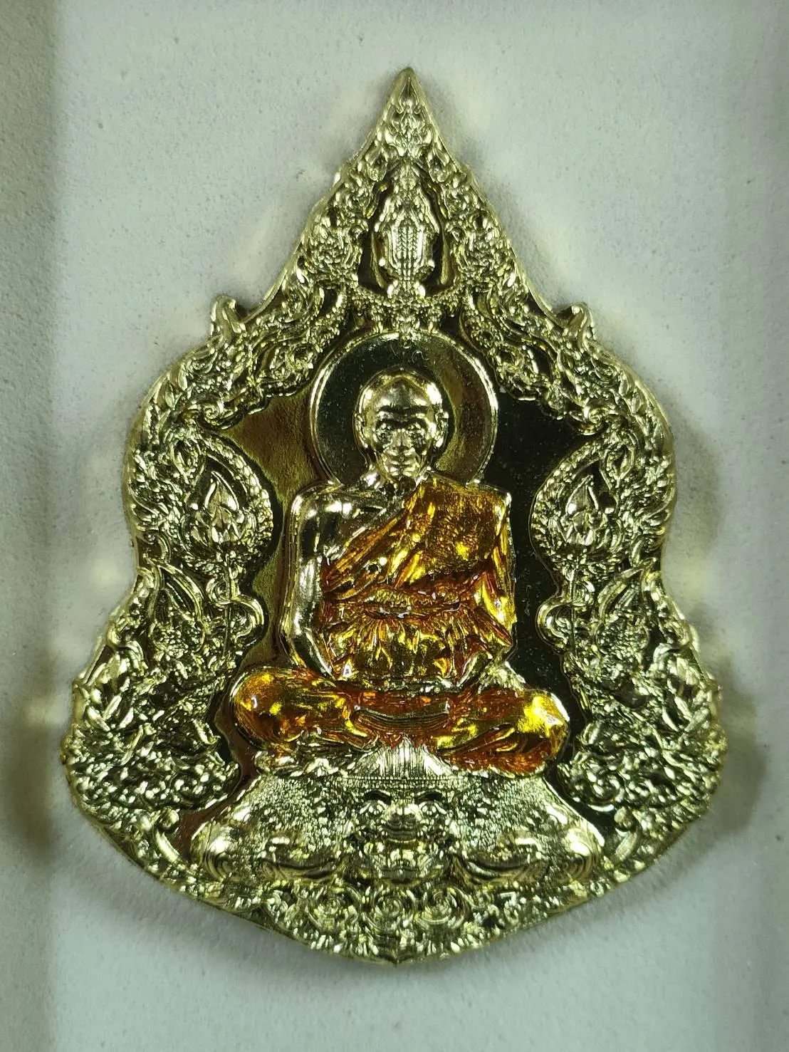 D4 เหรียญ 111 ปี ชาตกาล หลวงพ่อพูล วัดไผ่ล้อม จ.นครปฐม เนื้อทองทิพย์ลงยาจีวร เลข 64 ปี 2566 มีกล่อง