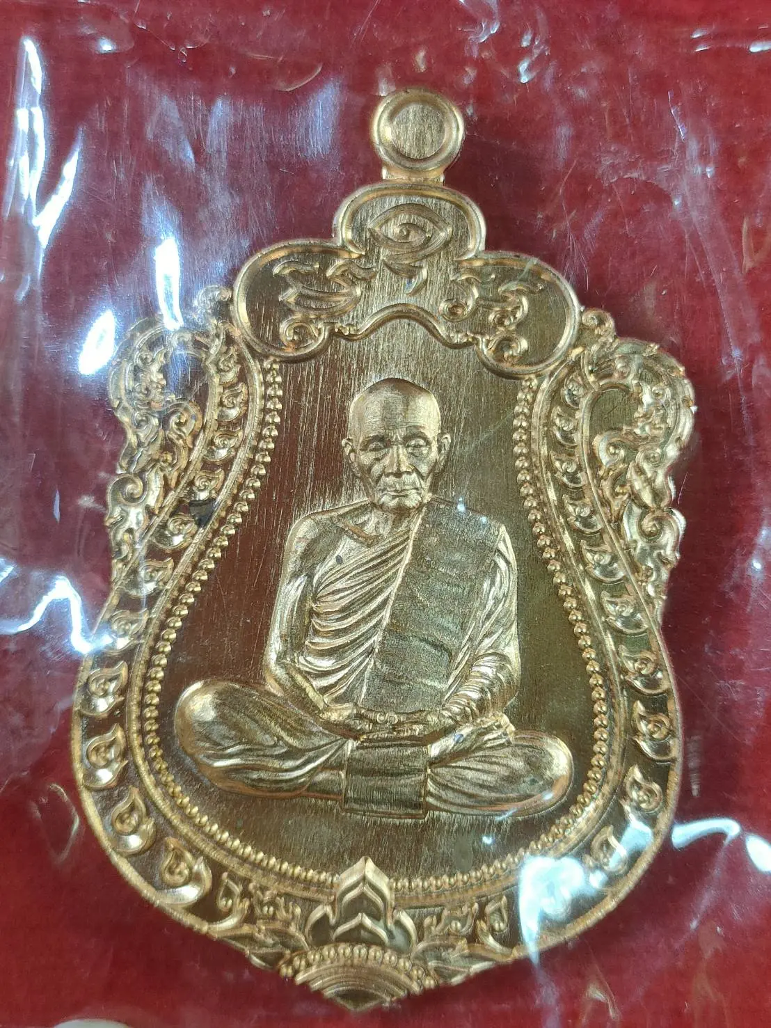 D16 เหรียญเสมาฉลองอายุครบ 8 รอบหลวงปู่บุญทัน วัดกาพระคุณาราม จ.สุรินทร์ ปี 2567 เนื้อทองแดงผิวไฟ เลข 230 มีกล่อง