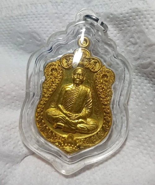 158............วัดใจ..........เหรียญเสมาพระอาจารย์ฝั้น อาจาโร "รุ่น บูรพาจารย์" ปี 2558 เนื้อทองฝาบาตร  สวยเดิม กล่องเดิม เลี่ยมกันน้ำพร้อมใช้..........