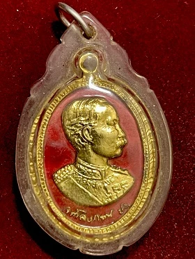 เหรียญจุฬาลงกรณ์ ปร. เทอดพระเกียรติ๕รอบราชินี วัดบางนาใน กรุงเทพฯ เนื้อกะไหล่ทองลงยา ๒๕๓๕  เลี่ยมพลาสติก