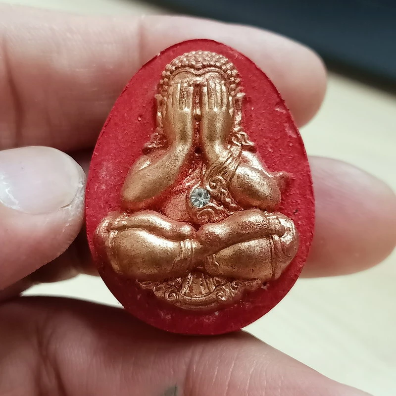 2-2361 วัดใจ 100 พระผงน้ำมันปิดตาจัมโบ้พุทธศิลป์ สร้างบารมี หลวงปู่ฝั้น ปสาโท วัดศรีถมอรัตน์(วัดหน้าผา) จ.เพชรบูรณ์ 2569 แดงปัดทอง ฝังพลอย หมายเลข 19 กล่องเดิม