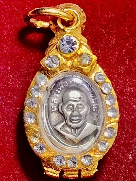 เหรียญเม็ดแตงหลวงพ่อทวดหลังอาจารย์ทิม  ในกรอบเลี่ยมสวย