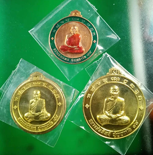157................วัดใจ.......เหรียญจิ๊กโก๋ปากน้ำโพ หลวงพ่อพัฒน์ วัดห้วยด้วน จ.นครสวรรค์ ปี 2563 แอ็ด คาราบาว จัดสร้าง   3  เหรียญ