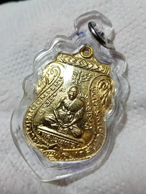 139...............วัดใจ......เหรียญ หลวงพ่อกลั่น ปี 36 ออกวัดกระสัง จ.อยุธยา กะไหล่ทอง สวยเดิมๆ เลี่ยมกันน้ำพร้อมใช้