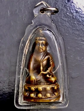 พระกริ่งองค์เก่าพิมพืใหญ่ ในกรอบเลี่ยมพลาสติก  ไม่ทราบที่
