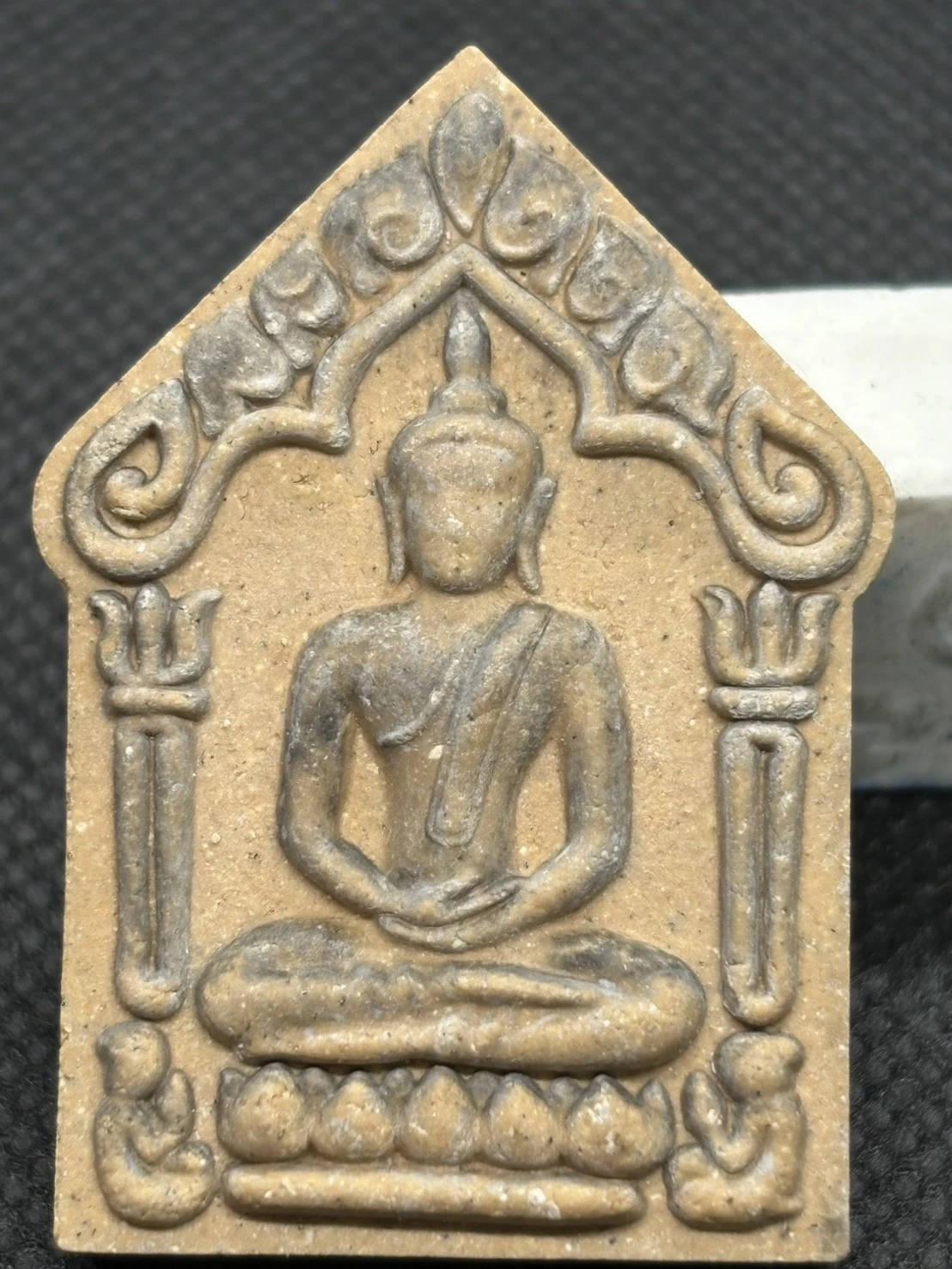 ขุนแผนพรายกุมาร ก๊งเตื่อง เตชปญโญ หลังมวลสาร ตะกรุดเงิน แพะเขาควายเผือก หนุมาน ปรกมะขาม พระปิดตา จีวร พลอย เกศา หมายเลข 2355 พร้อมกล่องเดิม