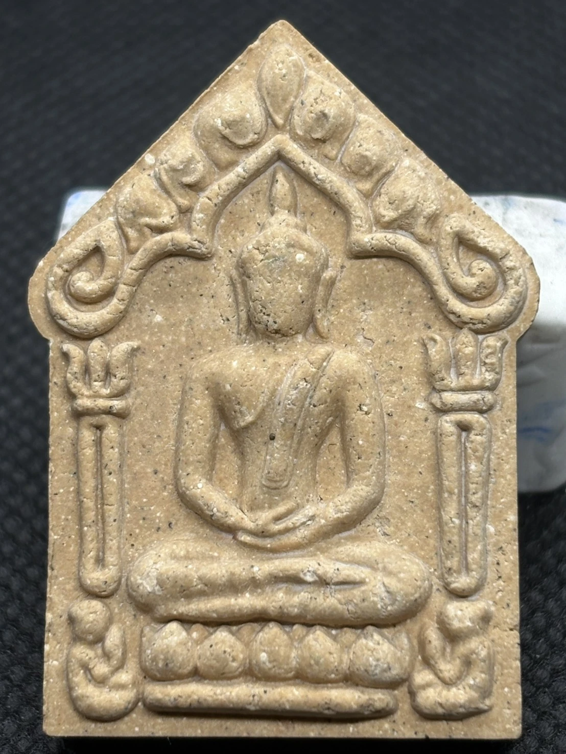 ขุนแผนพรายกุมาร ก๊งเตื่อง เตชปญโญ หลังมวลสาร ตะกรุดเงิน แพะเขาควายเผือก หนุมาน ปรกมะขาม พระปิดตา จีวร พลอย เกศา หมายเลข 2343 พร้อมกล่องเดิม