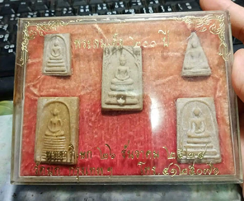 129...............พระสมเด็จวัดนก รุ่นสมโภชกรุงรัตนโกสินทร์ 200 ปี พ.ศ. 2524 ชุด 5 องค์  กล่องเดิม