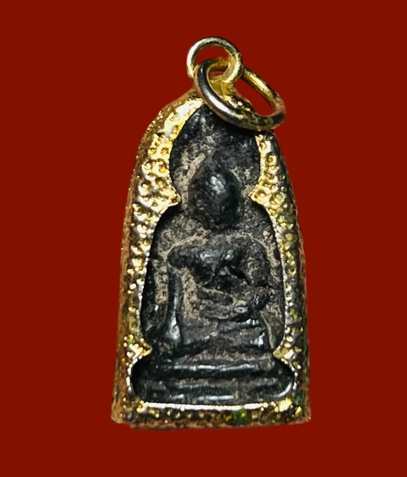 **เคาะแรก 35**พระรอดเนื้อไม้พญางิ้วดำ เลี่ยมเดิม ไม่ทราบที่