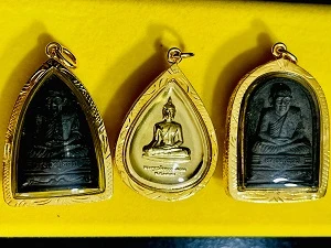 พระชุดของขวัญ หลวงปุ่ทวด ภปร. ทรงกลีบบัว,กลีบขนุน,พระพุทธสิงหธรรมมงคล ภปร. พิธีมหาพุทธาภิเษก ร วัดพระศรีรัตนศาสดาราม วันที่๑๐ ธันวาคม ๒๕๔๗ (ห่อหุ้มด้วยทองนพเก้า)  ในกล่องใหญ่เดิม