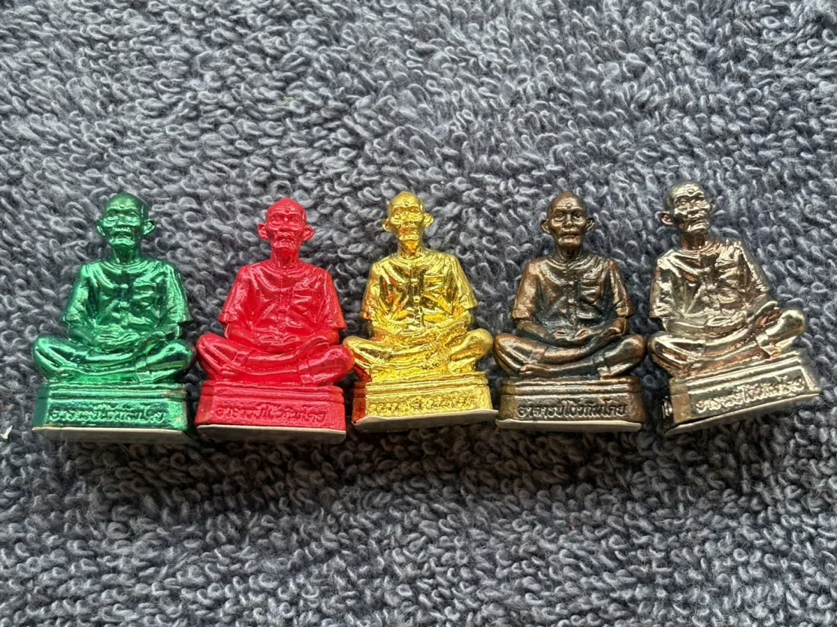 ## 5 องค์ 5 เนื้อ ## รูปเหมือนแปะโรงสี หลวงปู่ศิลาปลุกเสก ฐานปิดแผ่นเงิน