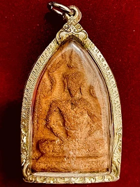 พระขุนแผนทรงพลใหญ่เนื้อดิน สูง2นิ้ว ในกรอบเลี่ยมสวย