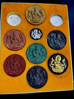 8-ชุดจตุคามรามเทพ รุ่นคุ้มเกล้า คุัมทรัพย์ วัดถ้ำผาพิรุณ ศรีสวัสดิ์ ๘ กรกฎาคม ๒๕๕๐ ในกล่องใหญ่ขนาด7x10นิ้ว