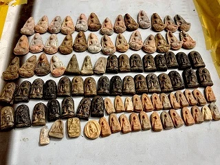 คละรวมประมาณ90องค์ พระเนื้อดินผงว่าน