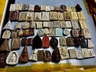 คละรวมประาณ75องค์ พระเนื้อดินผงว่าน