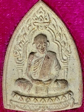 หลวงปู่ทิม ในซุ้มเรือนแก้วเนื้อผง รุ่นมงคลศิลาฤกษ์ วัดละหารไร่ จ.ระยอง พ.ศ. ๒๕๓๗