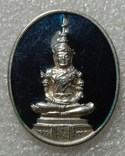 เริ่มต้นที่ 50 บาท เหรียญพระแก้วมรกตพิธีพุทธาภิเษก ณ พระอุโบสถวัดพระศรีร้ตนศาสดาราม 2 ธันวาคม 2539  เนื้อกะหลั่ยเงินลงยา