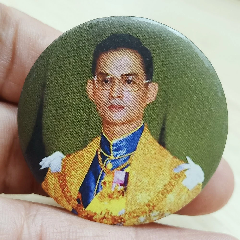 ✅DP230(142) วัดใจ 50 เข็มกลัดที่ระลึก พิมพ์พระบรมฉายาลักษณ์ของพระบาทสมเด็จพระบรมชนกาธิเบศร มหาภูมิพลอดุลยเดชมหาราช บรมนาถบพิตร (ในหลวงรัชกาลที่ 9)
