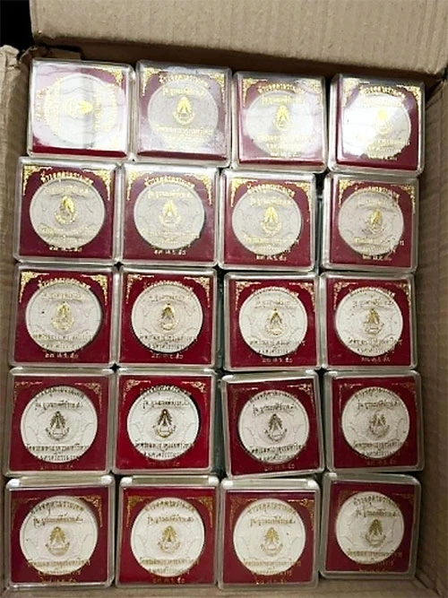 20 องค์ พ่อจตุคามรามเทพ เนื้อว่านขาว โค๊ด เลขกำกับ ขนาด 4 เซน รุ่น บูรณะเจดีย์ราย 50 จัดโดยวัดพระมหาธาตุวรมหาวิหาร จ.นครศรีธรรมราช  พิมพ์ย้อนยุค มาพร้อมกล่องเดิมๆ คัดสวย รับ 20 องค์