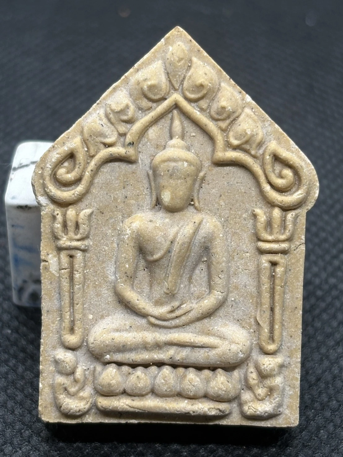 ขุนแผนพรายกุมาร ก๊งเตื่อง เตชปญโญ หลังมวลสาร ตะกรุดเงินคู่ แพะเขาควายเผือก หนุมาน ปรกมะขาม พระปิดตา จีวร พลอย หมายเลข 2271 พร้อมกล่องเดิม