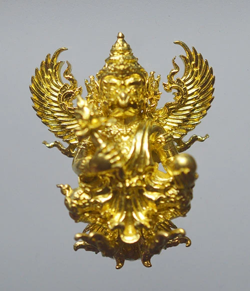 พญาครุฑหล่อลอยองค์ ครุฑน้อยธรรมชัย เศรษฐีพันล้าน พิมพ์เล็กขนาดสูง 2.2 CM. วัดธรรมชัยมงคล จ.เชียงใหม่ เเนื้อทองทุ่งละคร (แจกศูนย์) เลข 461